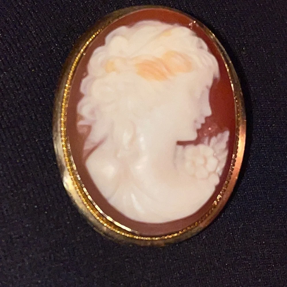 New with box gold 18 k made in Italy carved Cameo broche/pendant w chain - Picture 4 of 11